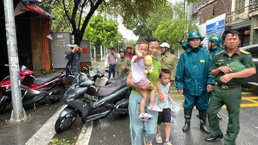 Người dân di chuyển ra khỏi khu tập thể P16A Thuỵ Khuê.