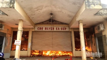 Lửa bùng phát bên trong chợ trung tâm huyện Ea Súp.