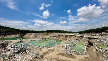 Mỏ đá Thượng Hòa của Công ty Cổ phần xây dựng đô thị và khu công nghiệp (Dothico Quảng Ngãi), là nơi Công ty Lý Tuấn mua đá đưa ra cảng Kỳ Hà và chuyển ra đảo Lý Sơn