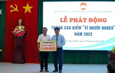 Văn phòng Tỉnh ủy ủng hộ Quỹ "Vì người nghèo" năm 2022 tại Lễ phát động.