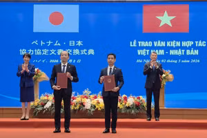 Tiến sĩ Lê Xuân Huy, Phó Tổng Giám đốc VNSC và ông Yasuo Ishii, Phó Chủ tịch cấp cao JAXA trao thỏa thuận hợp tác. (Ảnh: VNSC)