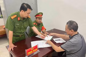 Công an Phường Lào Cai, tỉnh Lào Cai tuyên truyền, giải thích cho người dân về các phương thức, thủ đoạn lừa đảo, chiếm đoạt tài sản trên mạng.