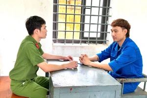 Đối tượng cầm đầu Đỗ Đông Hưng tại cơ quan điều tra. Ảnh: Ngọc Long