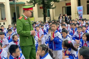 Công an tỉnh Tuyên Quang tuyên truyền pháp luật cho các em học sinh. Ảnh: Thắng Chung