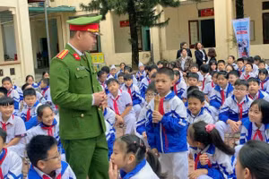 Công an tỉnh Tuyên Quang tuyên truyền pháp luật cho các em học sinh. Ảnh: Thắng Chung