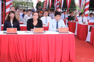 Các đại biểu tham dự Lễ khởi công lấy mẫu sinh phẩm hài cốt liệt sĩ chưa xác định được thông tin. (Ảnh: VÂN NGA)