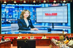 Sản xuất bản tin bằng công nghệ.