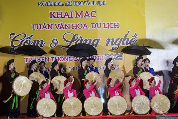 Tiết mục biểu diễn dân ca Quan họ chào mừng khai mạc Tuần lễ văn hóa, du lịch Gốm và Làng nghề.