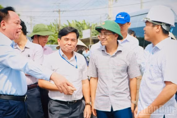 Phó Bí thư Thành ủy Đồng Nai Võ Tấn Đức (bên trái) chỉ đạo tại buổi kiểm tra trên công trường dự án đường Vành đai 3-Thành phố Hồ Chí Minh, đoạn qua địa bàn xã Phước An.