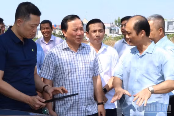Lãnh đạo Ủy ban nhân dân thành phố Đồng Nai khảo sát thực hiện một dự án trên địa bàn phường Trảng Dài.