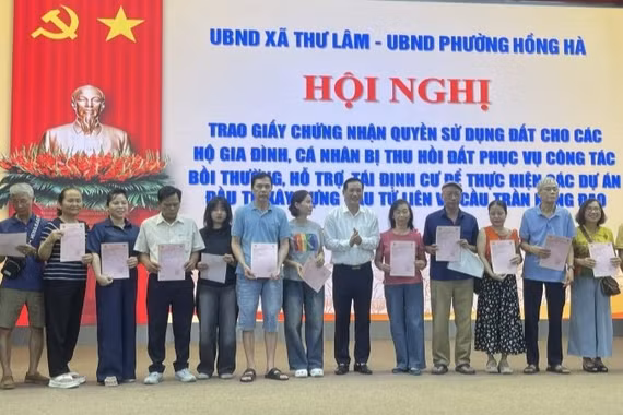 Các hộ dân phường Hồng Hà nhận giấy chứng nhận quyền sử dụng đất. 