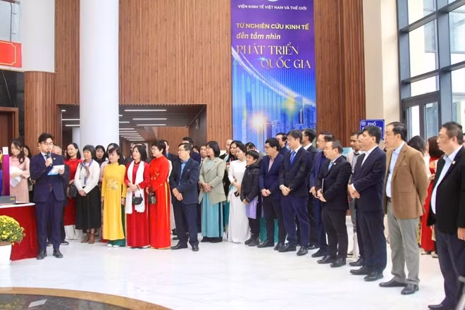 Khai trương không gian trưng bày “Dưới cờ Đảng quang vinh: Việt Nam 40 năm Đổi mới và khát vọng trong kỷ nguyên vươn mình” tại Viện Hàn lâm Khoa học xã hội Việt Nam.