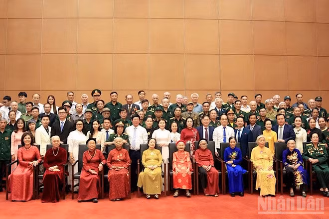 Phó Chủ tịch Quốc hội Nguyễn Thị Thanh hỏi thăm ân cần các Mẹ Việt Nam Anh hùng tại buổi gặp mặt. 