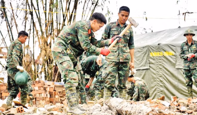 Bộ đội Quân khu 5 xây dựng lại nhà cho người dân vùng lũ.