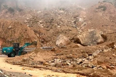 Nhiều đoạn đường trên đèo Khánh Lê-Khánh Sơn bị sạt lở nghiêm trọng. Lực lượng chức năng đang nỗ lực thu dọn đất đá để thông tuyến Quốc lộ 27C. (Ảnh: NGUYỄN TRUNG)