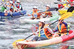 Du khách trải nghiệm chèo Kayak khi đến Ðà Bắc. (Ảnh minh họa: ĐÀO HẢO)