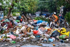 Theo ông Trần Minh Hoàng, Giám đốc Công ty cổ phần Môi trường và Đô thị Phú Yên, ngay sau khi nước rút, 400 công nhân của công ty đã làm việc liên tục, cơ bản giải quyết 6.000 tấn bùn và 1.500 tấn rác cồng kềnh.