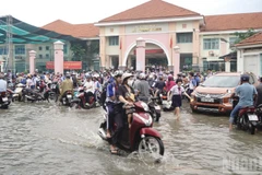 Triều cường làm nhiều tuyến đường tại Thành phố Hồ Chí Minh bị ngập sâu.