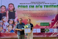 Ông Đậu Sỹ Quốc, Uỷ viên BTV Đảng ủy, Phó Chủ tịch UBND xã Ia Hrú, tỉnh Gia Lai, tặng giấy khen cho cô Đinh Thị Hồng Diệp, Hiệu trưởng Trường mầm non song ngữ GP Academy.