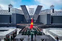 68 chiến sĩ tham gia lễ duyệt binh trên Quảng trường đỏ (Liên bang Nga) kỷ niệm 80 năm Ngày chiến thắng phát-xít đang tập luyện trên sân khấu chương trình Tổ quốc trong tim. (Ảnh: PHƯƠNG ANH)