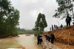 Các lực lượng khắc phục sạt lở bờ kè tại xã Hưng Lộc, thành phố Huế. (Ảnh: HOÀNG OANH)