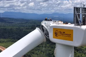 Các kỹ sư đang lắp đặt cánh tuabin gió trên công trường xây dựng Nhà máy điện Savan 1 tại Lào. (Ảnh: T&T Group)