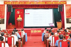 Cán bộ, đảng viên xã Liên Châu tập huấn sử dụng sổ tay đảng viên điện tử.