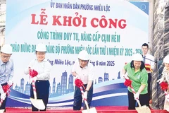 Lãnh đạo phường Nhiêu Lộc thực hiện nghi thức khởi công một công trình nâng cấp cụm hẻm trên địa bàn.