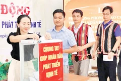Cán bộ, viên chức xã Măng Ri ủng hộ tại lễ phát động.