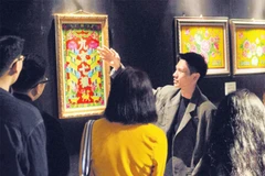 Khách tham quan triển lãm “Sắc Nam thấu kiếng” vừa được tổ chức tại Thành phố Hồ Chí Minh. (Ảnh CTV)
