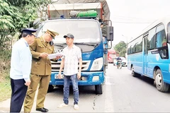 Lực lượng chức năng tăng cường kiểm tra hàng hóa lưu thông trên các tuyến giao thông trọng điểm.