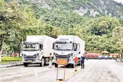 Các lực lượng kiểm tra phương tiện qua Cửa khẩu quốc tế Hữu Nghị (Lạng Sơn).