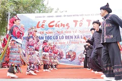 Sau nghi lễ cúng tổ tiên sẽ là các điệu múa truyền thống do những chàng trai, cô gái thôn Lô Lô Chải thực hiện.