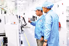 Dây chuyền sản xuất linh kiện điện tử tại Công ty trách nhiệm hữu hạn Sunwoda Việt Nam, Khu công nghiệp Vân Trung. (Ảnh TRƯỜNG SƠN)