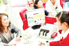 Giao dịch vay vốn tại một ngân hàng thương mại ở Thành phố Hồ Chí Minh. (Ảnh THẾ ANH)