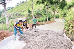 Qua phong trào thi đua "Dân vận khéo" đã huy động hàng trăm nghìn ngày công lao động để làm đường giao thông nông thôn.