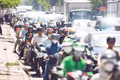 Đường Nguyễn Tất Thành, một trong những tuyến đường thường xuyên ùn tắc giao thông nghiêm trọng. (ẢNH THẾ ANH)