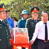 Các đại biểu di chuyển hài cốt các liệt sĩ đến khu vực an táng.