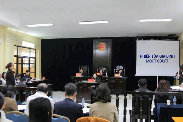 Sinh viên ngành Luật Trường đại học Mở Hà Nội trong giờ thực hành diễn án.