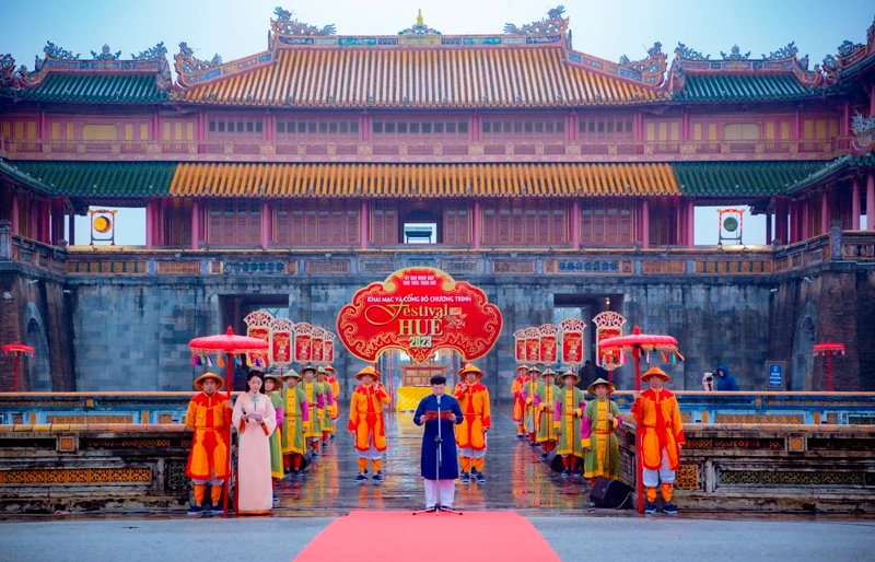 Phó Chủ tịch Thường trực Ủy ban nhân dân tỉnh Nguyễn Thanh Bình công bố chương trình Festival Huế 2023.