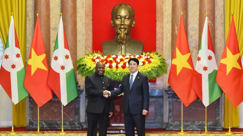 Chủ tịch nước Lương Cường và Tổng thống nước Cộng hòa Burundi Evariste Ndayishimiye, ngày 4/4/2025. (Ảnh: ĐĂNG KHOA)