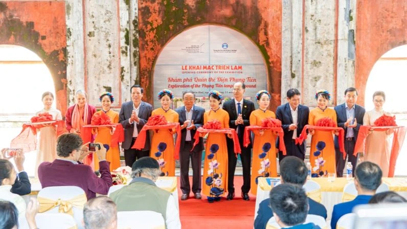 Các đại biểu, khách mời cắt băng khánh thành triển lãm.