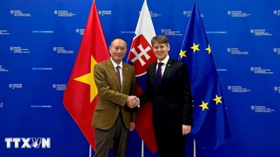 Đại sứ Việt Nam tại Slovakia Phạm Trường Giang và Thứ trưởng Thứ nhất phụ trách chính trị Bộ Ngoại giao và các vấn đề châu Âu của Slovakia Marek Estok. Ảnh: TTXVN 
