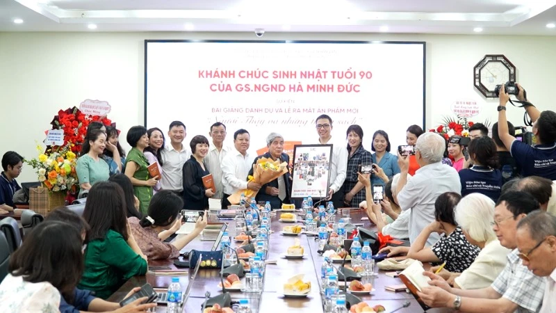 [Video] Ra mắt ấn phẩm "Người thầy và những trang sách" 