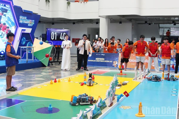 Các đội thi tham gia “KIẾN tạo đất nước”.