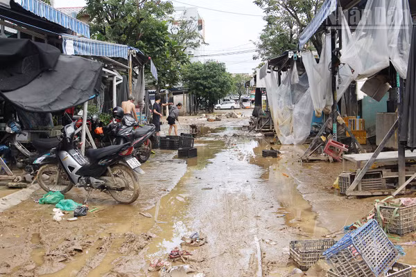 Chợ Ngã tư Ái Nghĩa (xã Đại Lộc) còn bùn đất.