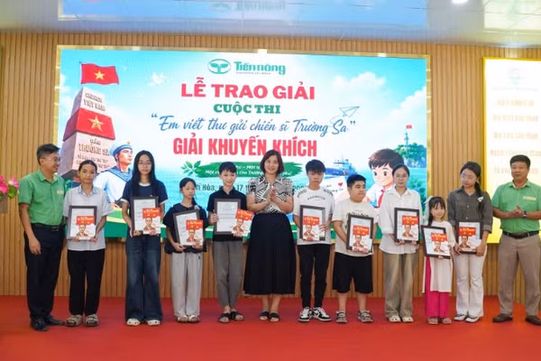 Trao giải cuộc thi “Em viết thư gửi chiến sĩ Trường Sa”.