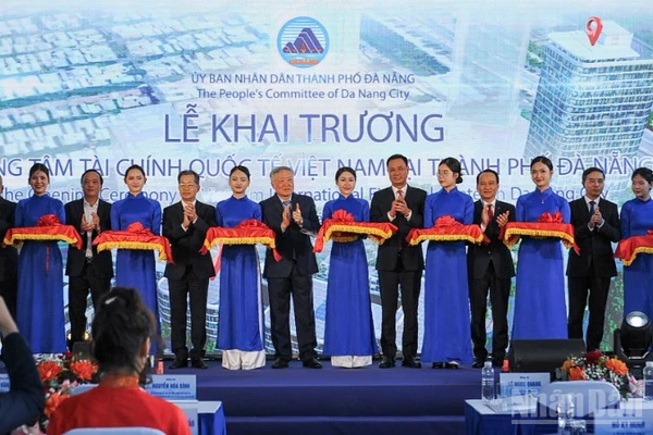 Các đại biểu thực hiện nghi thức cắt băng khánh thành Trung tâm tài chính quốc tế Việt Nam tại thành phố Đà Nẵng.