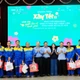 Công nhân Công ty Trách nhiệm hữu hạn Một thành viên Thoát nước đô thị Thành phố Hồ Chí Minh nhận quà, thăm hỏi tại Chương trình "Xây Tết 2026" sáng 5/1. (Ảnh: THẾ ANH)