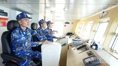 Người thuyền trưởng giữ vai trò đặc biệt quan trọng; mỗi quyết định không chỉ điều khiển con tàu mà còn thể hiện bản lĩnh, trách nhiệm và hình ảnh Tổ quốc giữa biển khơi.